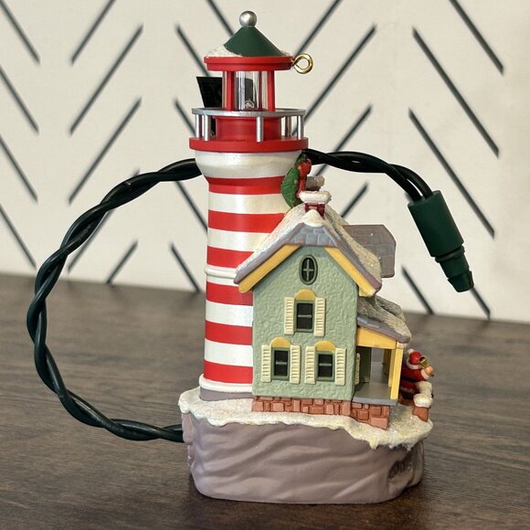 Hallmark 2005 Lighthouse Greetings Ornament Flashing Light Magic Christmas - Picture 10 of 13